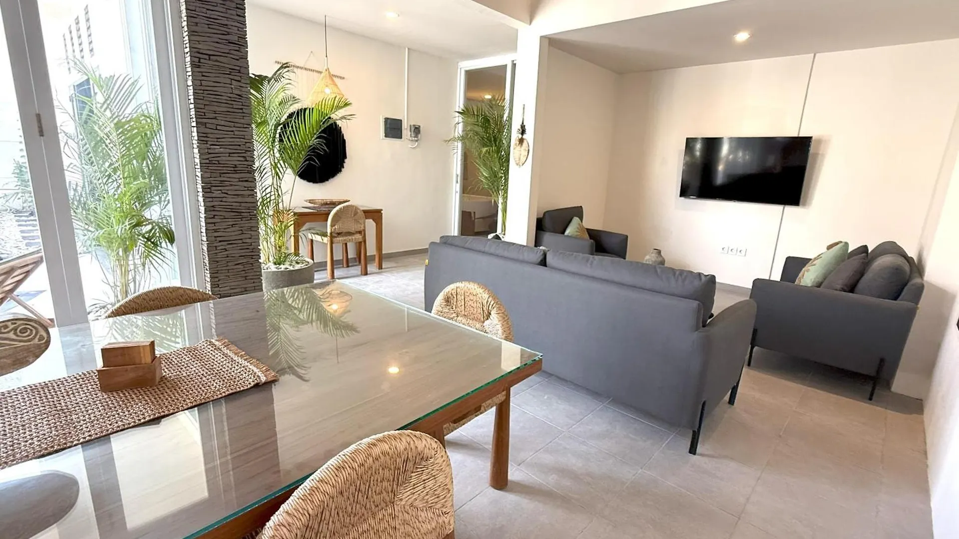 Villa Kas Legian Seminyak - 6 Bedroom Villa Indonesia