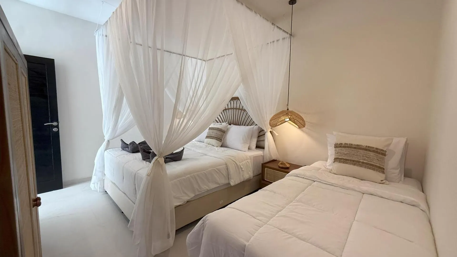 Villa Kas Legian Seminyak - 6 Bedroom Villa Indonesia